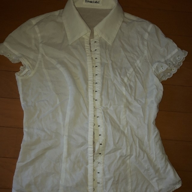 プライベートレーベル 白 ブラウス 半袖 刺繍 日本製 レディースのトップス(シャツ/ブラウス(半袖/袖なし))の商品写真