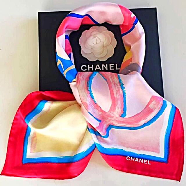 CHANEL(シャネル)の❤シャネル❤ 限定お値下げ❣️未使用✨COCOキューバプリントピンクスカーフ レディースのファッション小物(バンダナ/スカーフ)の商品写真