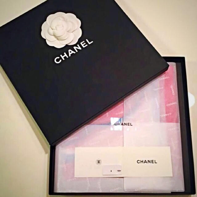 CHANEL(シャネル)の❤シャネル❤ 限定お値下げ❣️未使用✨COCOキューバプリントピンクスカーフ レディースのファッション小物(バンダナ/スカーフ)の商品写真