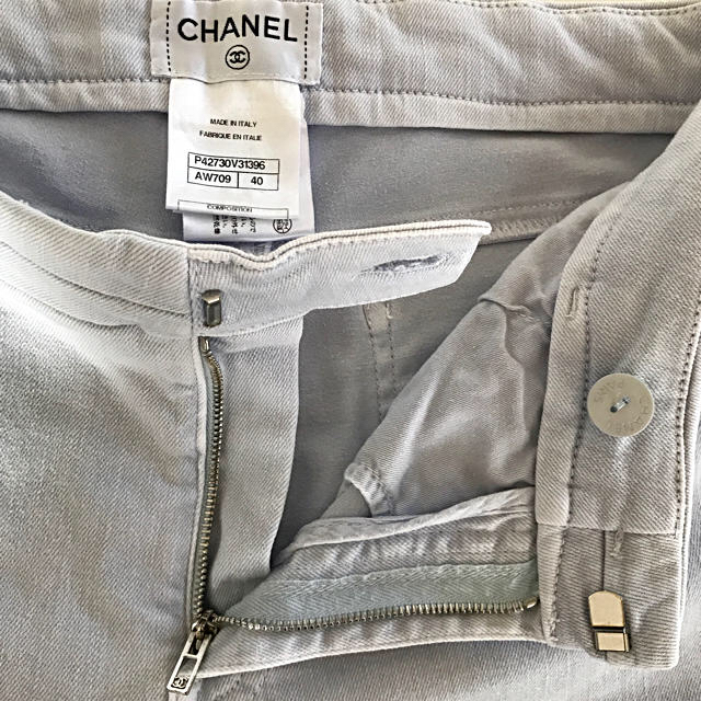 CHANEL(シャネル)の❤️シャネル❤️CHANEL パーツ付💕ライトブルーキレイ目✨デニム40サイズ レディースのパンツ(デニム/ジーンズ)の商品写真