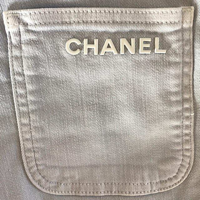 CHANEL(シャネル)の❤️シャネル❤️CHANEL パーツ付💕ライトブルーキレイ目✨デニム40サイズ レディースのパンツ(デニム/ジーンズ)の商品写真