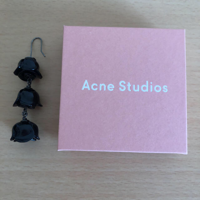 ACNE(アクネ)のmiiiii様専用acne studios ピアス 片耳用 レディースのアクセサリー(ピアス)の商品写真