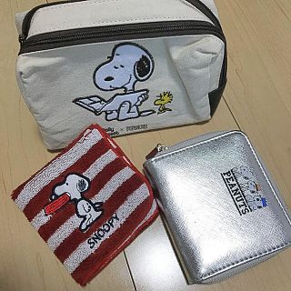 ほぼ新品未使用💓スヌーピーグッズまとめ売り☺︎（ハンカチ、ポーチ、二つ折財布）(キャラクターグッズ)