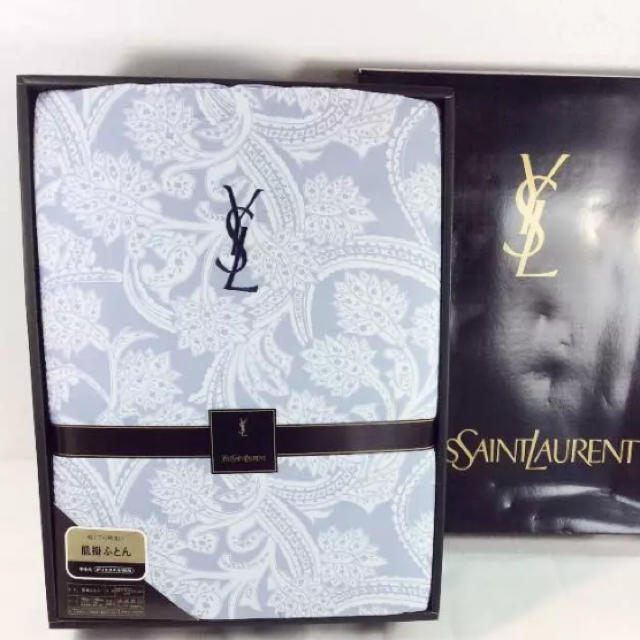 Yves Saint Laurent Beaute(イヴサンローランボーテ)の【はないちもんめ様専用】未使用 イヴサンローラン 肌掛け布団 箱なし発送 インテリア/住まい/日用品の寝具(布団)の商品写真