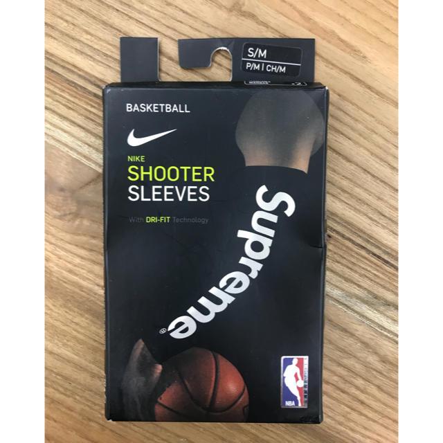 Supreme(シュプリーム)のSupreme NIKE SHOOTER SLEEVES 黒 S/M スポーツ/アウトドアのスポーツ/アウトドア その他(バスケットボール)の商品写真