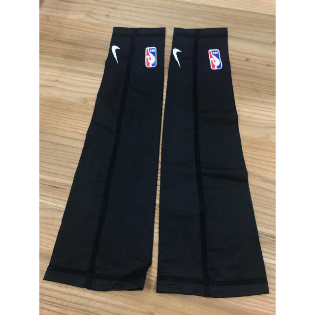 Supreme(シュプリーム)のSupreme NIKE SHOOTER SLEEVES 黒 S/M スポーツ/アウトドアのスポーツ/アウトドア その他(バスケットボール)の商品写真