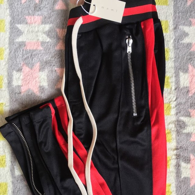 FEAR OF GOD(フィアオブゴッド)の新品(送料込)XSサイズMNML TRACK PANTS 黒赤ブラック レッド メンズのパンツ(その他)の商品写真