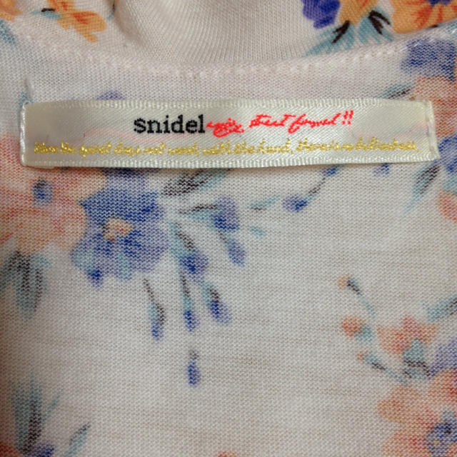 SNIDEL(スナイデル)のsnidel 花柄フリルトップス レディースのトップス(Tシャツ(半袖/袖なし))の商品写真