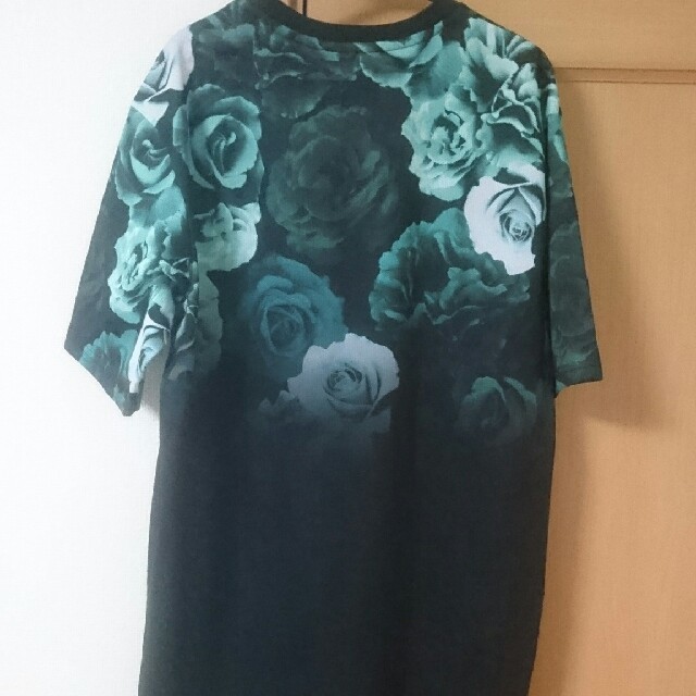 H&M(エイチアンドエム)のH&M ロング花柄T メンズのトップス(Tシャツ/カットソー(半袖/袖なし))の商品写真