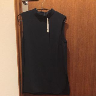 ユニクロ(UNIQLO)の新品 UNIQLO ハイネック ブラウス ノースリーブ  ネイビー M(シャツ/ブラウス(半袖/袖なし))