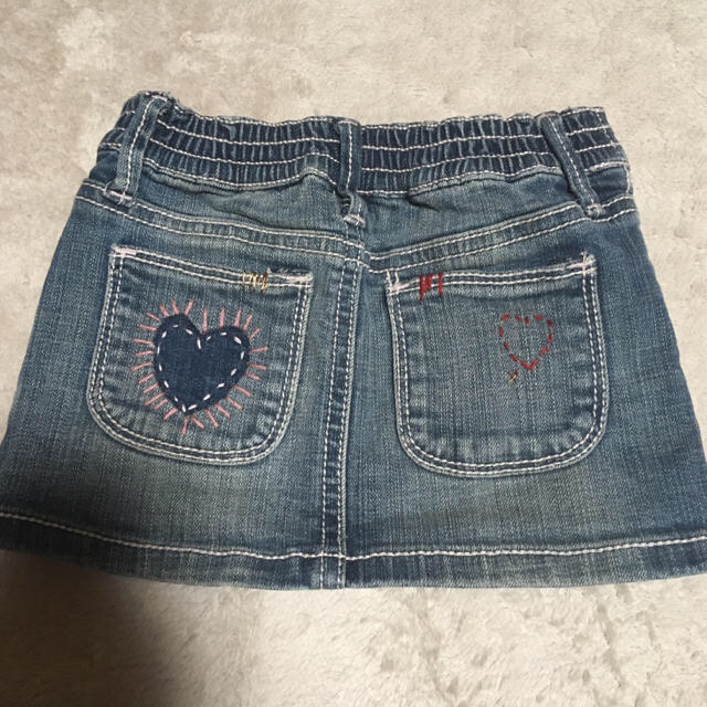 GAP Kids(ギャップキッズ)のGAP ハートの刺繍が可愛いデニムスカート 80サイズ キッズ/ベビー/マタニティのベビー服(~85cm)(スカート)の商品写真