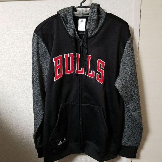 adidas(アディダス)の新品　adidas NBA chicago bulls　スウェット　パーカー メンズのトップス(スウェット)の商品写真