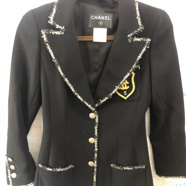 今年の新作から定番まで! CHANEL - シャネル エンブレムジャケット