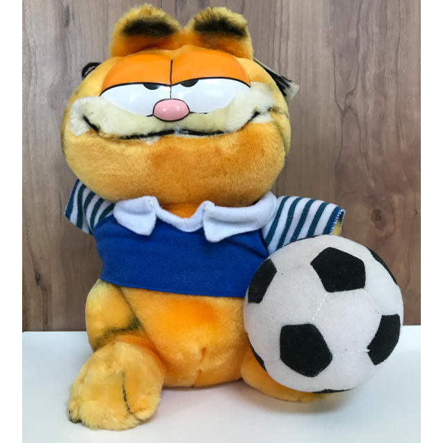 サッカーボールを持つ猫 エンタメ/ホビーのおもちゃ/ぬいぐるみ(ぬいぐるみ)の商品写真