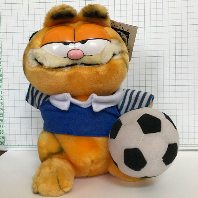 サッカーボールを持つ猫 エンタメ/ホビーのおもちゃ/ぬいぐるみ(ぬいぐるみ)の商品写真