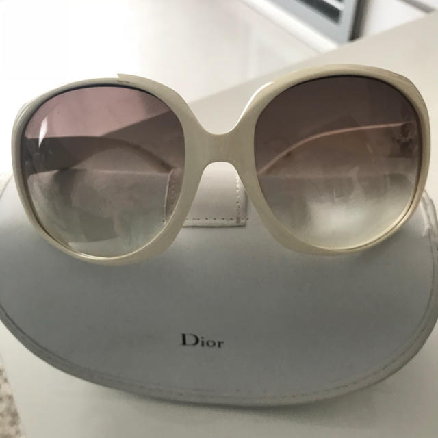 Christian Dior(クリスチャンディオール)のdior ディオール サングラス 白 ホワイト 着用 モデル レディースのファッション小物(サングラス/メガネ)の商品写真