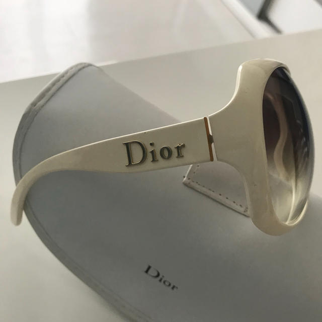 Christian Dior(クリスチャンディオール)のdior ディオール サングラス 白 ホワイト 着用 モデル レディースのファッション小物(サングラス/メガネ)の商品写真