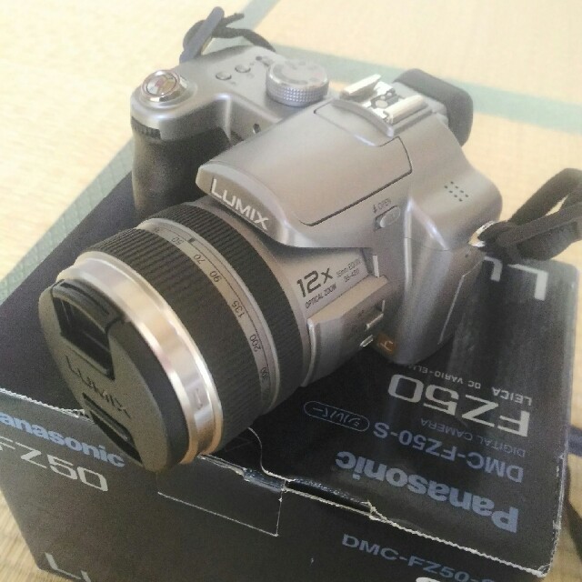 Panasonic(パナソニック)のパナソニック DMC-FZ50 シルバー スマホ/家電/カメラのカメラ(その他)の商品写真