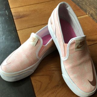 ナイキ(NIKE)のNIKE TOKI スリップオン キャンバス プリント スニーカー(スリッポン/モカシン)