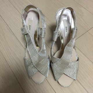 ザラ(ZARA)のZARA  ゴールドサンダル(サンダル)