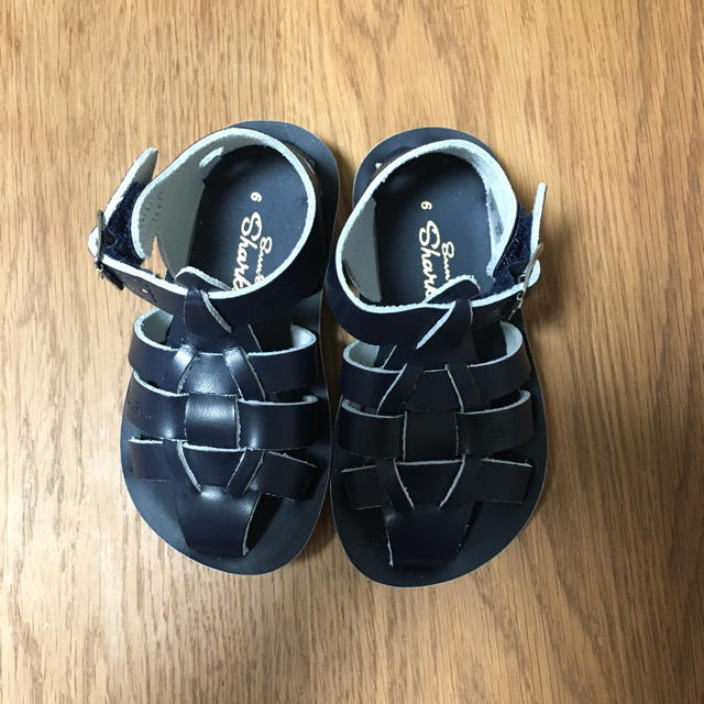 こども ビームス(コドモビームス)のsalt water sandals shark navy 新品未使用 キッズ/ベビー/マタニティのベビー靴/シューズ(~14cm)(サンダル)の商品写真