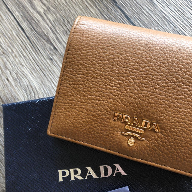 PRADA(プラダ)の新品 プラダ ソフトレザー コンパクト 二つ折り財布 ブラウン レディースのファッション小物(財布)の商品写真