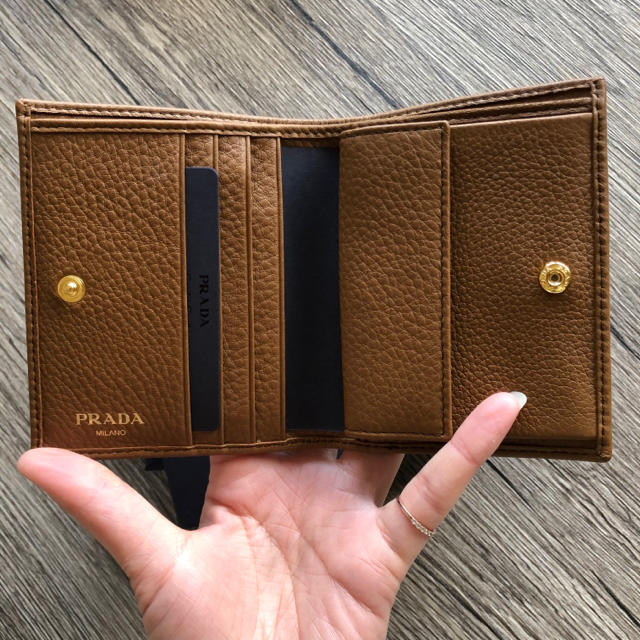 PRADA(プラダ)の新品 プラダ ソフトレザー コンパクト 二つ折り財布 ブラウン レディースのファッション小物(財布)の商品写真