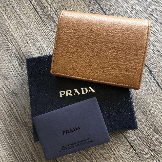 PRADA(プラダ)の新品 プラダ ソフトレザー コンパクト 二つ折り財布 ブラウン レディースのファッション小物(財布)の商品写真