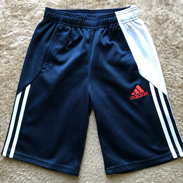 adidas(アディダス)のアディダスハーフパンツ  サイズ140 二枚セット キッズ/ベビー/マタニティのキッズ服男の子用(90cm~)(パンツ/スパッツ)の商品写真