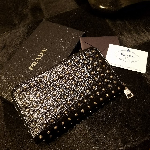 PRADA(プラダ)の正規品PRADAスタッズ長財布 レディースのファッション小物(財布)の商品写真