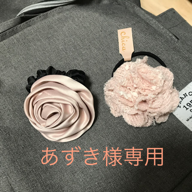 3COINS(スリーコインズ)のバラ 薔薇 ヘアゴム シュシュ 花 コサージュ風 スリーコインズ レディースのヘアアクセサリー(ヘアゴム/シュシュ)の商品写真