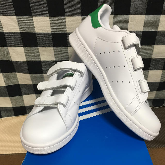 adidas(アディダス)のチャン様専用【新品】adidas スタンスミス ベルクロ（グリーン:23.5㎝） レディースの靴/シューズ(スニーカー)の商品写真