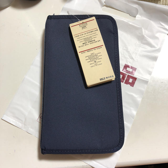 MUJI (無印良品)(ムジルシリョウヒン)の6/823:59までこのお値段‼️無印良品 パスポートケース ネイビー♡ インテリア/住まい/日用品の日用品/生活雑貨/旅行(旅行用品)の商品写真