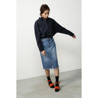 アズールバイマウジー(AZUL by moussy)のｱｽﾞｰﾙﾊﾞｲﾏｳｼﾞｰﾐﾃﾞｨ丈ﾃﾞﾆﾑｽｶｰﾄ(ひざ丈スカート)