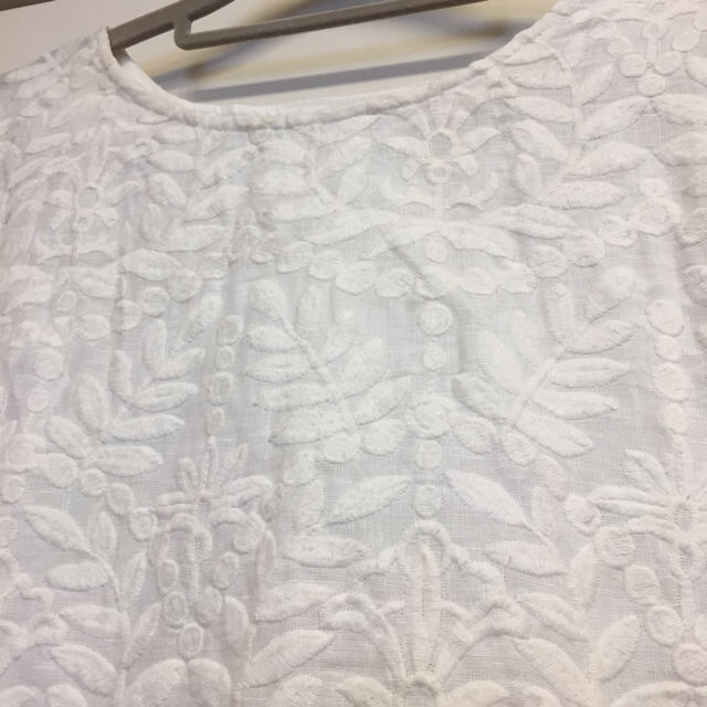 BEARDSLEY(ビアズリー)のビアズリー◎刺繍ブラウス カットソー ホワイト レディースのトップス(シャツ/ブラウス(半袖/袖なし))の商品写真