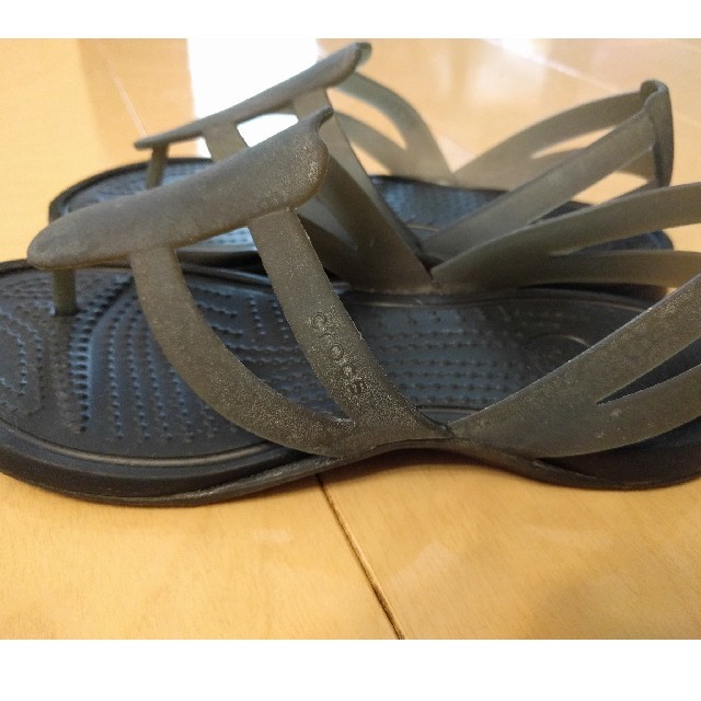 crocs(クロックス)のクロックス　トングタイプ　フラットサンダル キッズ/ベビー/マタニティのキッズ靴/シューズ(15cm~)(サンダル)の商品写真