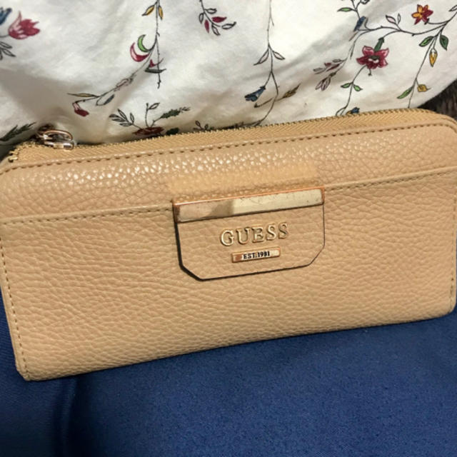 GUESS(ゲス)の【送料無料】GUESS レディース 財布 ベージュ 中古 レディースのファッション小物(財布)の商品写真