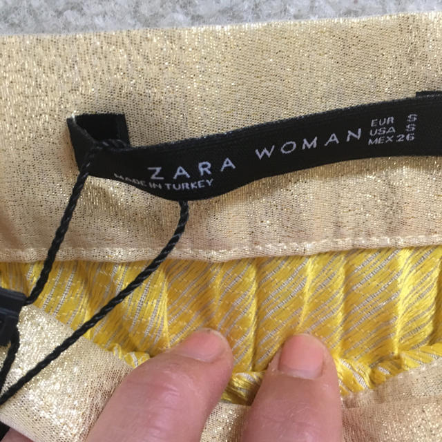 ZARA(ザラ)のザラ woman ゴールド プリーツスカート S レディースのスカート(ひざ丈スカート)の商品写真