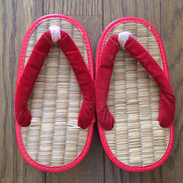 ミサトっ子風 草履(赤) キッズ/ベビー/マタニティのキッズ靴/シューズ(15cm~)(下駄/草履)の商品写真