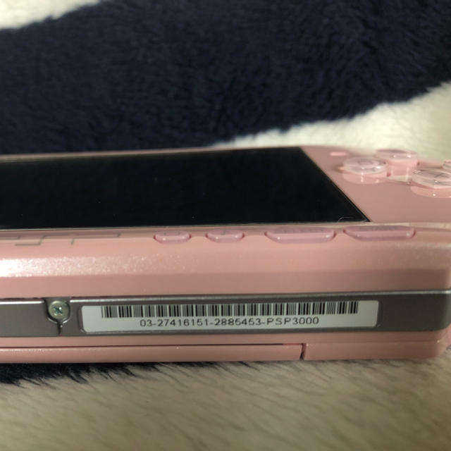 PlayStation Portable(プレイステーションポータブル)のPSP3000 ピンク本体＋メモリースティック・アダプタ・おまけソフト２点 エンタメ/ホビーのゲームソフト/ゲーム機本体(携帯用ゲーム機本体)の商品写真
