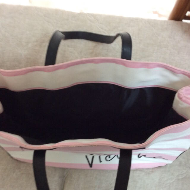 Victoria's Secret(ヴィクトリアズシークレット)のビクトリアシークレット 大トートバッグ 未使用ハワイ大タオルおまけ レディースのバッグ(トートバッグ)の商品写真