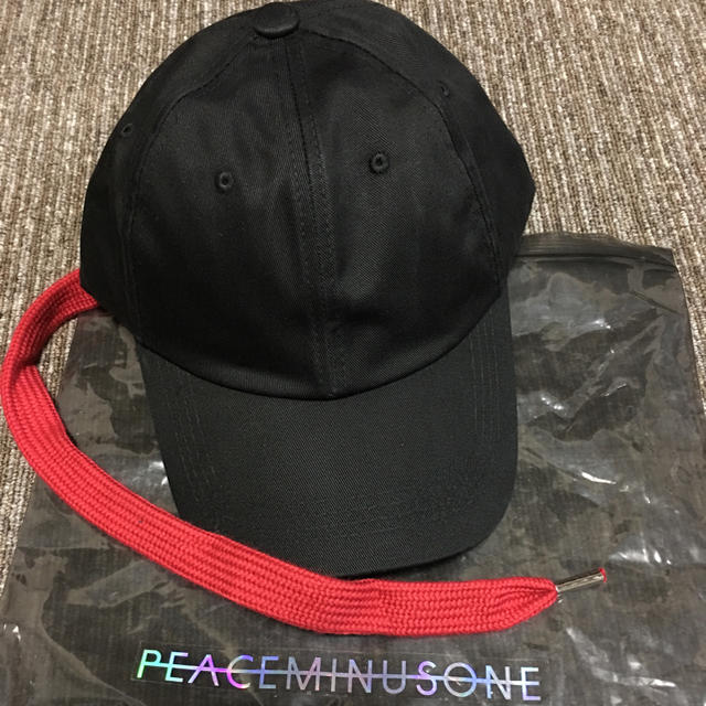 PEACEMINUSONE(ピースマイナスワン)のジヨン愛用PMO 靴ひもキャップ エンタメ/ホビーのタレントグッズ(アイドルグッズ)の商品写真