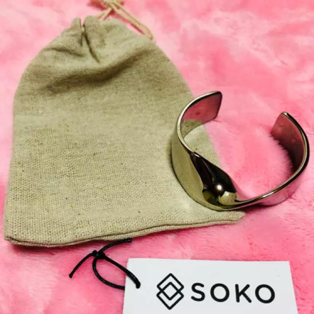 即購入OK！SOKO ツイストバングル レディースのアクセサリー(ブレスレット/バングル)の商品写真