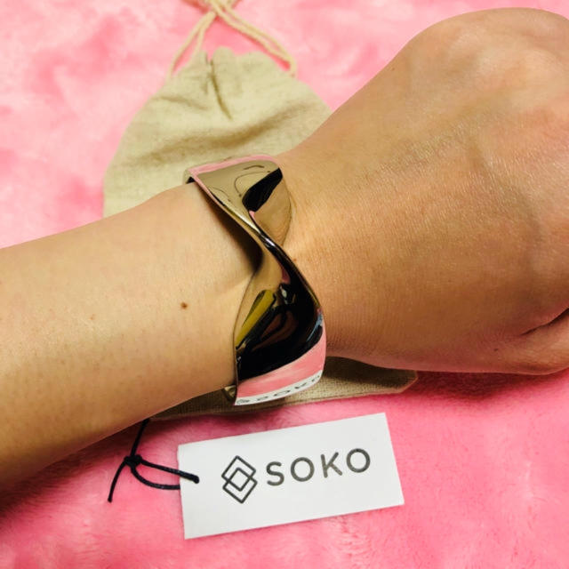 即購入OK！SOKO ツイストバングル レディースのアクセサリー(ブレスレット/バングル)の商品写真