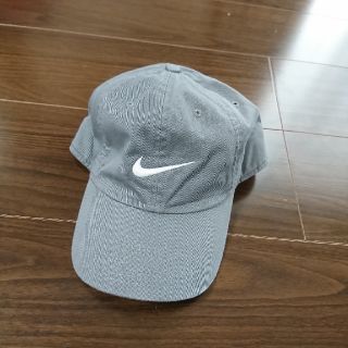 ナイキ(NIKE)の美品　ナイキ　グレー　キャップ(キャップ)