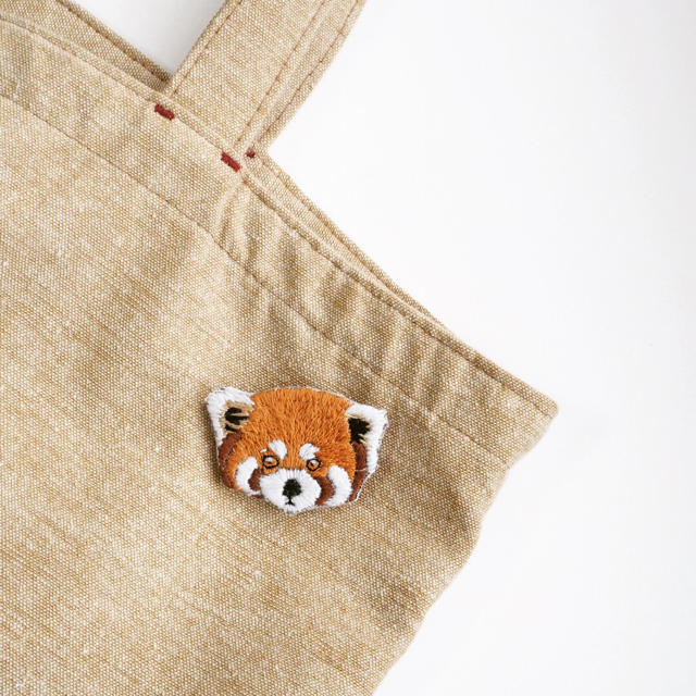 レッサーパンダの刺繍ブローチ ハンドメイドのアクセサリー(コサージュ/ブローチ)の商品写真