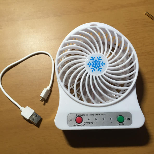 【送料無料】卓上 扇風機 USB 充電  スマホ/家電/カメラの冷暖房/空調(扇風機)の商品写真