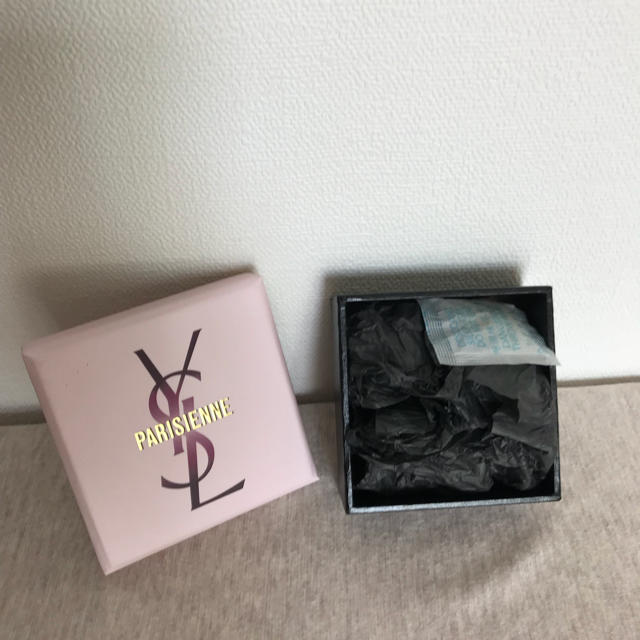 Yves Saint Laurent Beaute(イヴサンローランボーテ)のイヴ・サンローラン ストラップホルダー レディースのファッション小物(キーホルダー)の商品写真