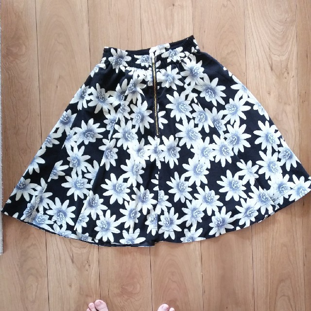 モアザンワーズ 花柄スカート モノトーン フレアースカート レディースのスカート(ひざ丈スカート)の商品写真
