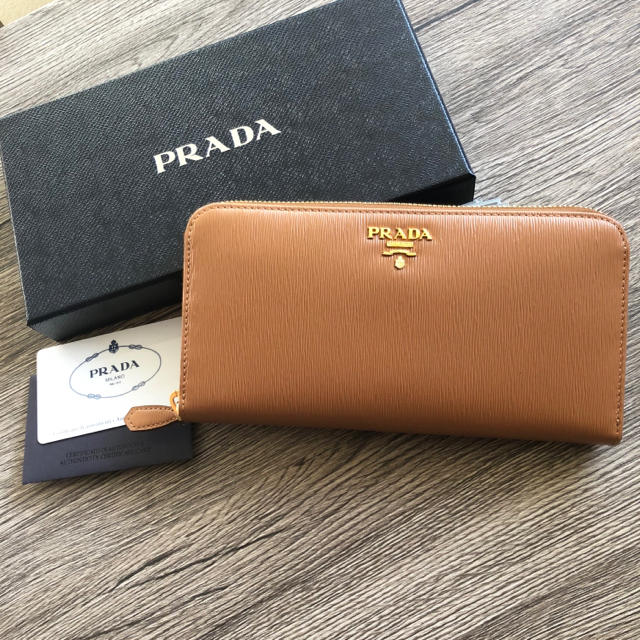 PRADA(プラダ)の再入荷☆ レア 新品！縦サフィアーノ ラウンドジップ 長財布 キャラメル  レディースのファッション小物(財布)の商品写真